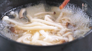 依次放火腿、豆腐，加水大火燒開，小火燉煮20分鐘，出鍋前撒上蔥花即可。