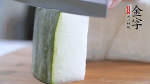 冬瓜去瓤去皮，切小塊。