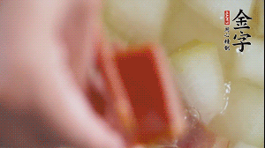 當冬瓜略透明時，加火腿加水，大火燉開后，再煮15分鐘。