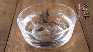 黑木耳泡發(fā)備用。