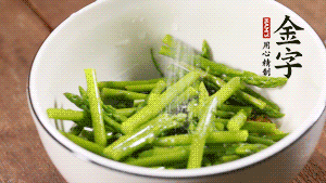 將調料放入準備好的食材中，攪拌均勻。