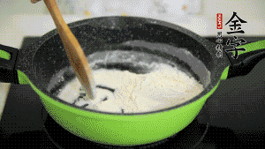 【月餅餡】3．把面粉放入干凈的炒鍋，小火加熱不斷翻炒，至呈微黃色熟透。在腌漬好的火腿丁中加熟面粉，拌勻后，加黃油拌勻揉搓成12個小球，放冰箱冷藏備用。