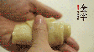 【包月餅】1．面劑兩頭向中間捏緊， 把光滑一面向下，按扁后搟成圓形面皮。餡料放在面皮中心，把餡料包緊，捏緊收口。