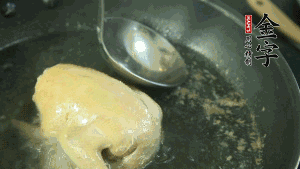 鴿子去毛和內(nèi)臟，處理干凈。大火燒開鍋中的水，放入鴿子汆燙3分鐘，撇清血沫，撈出備用。（為了保證湯色純正，肉類在煲制前要先去除殘留的血水，煲湯時(shí)一定要冷水下鍋，這樣肉里的蛋白質(zhì)才可以充分地溶解到湯里，湯的味道才會(huì)鮮美。）