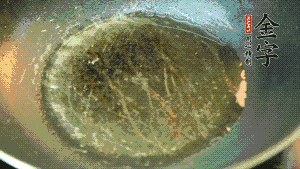 熱油起鍋，依次放入胡蘿卜粒、青椒粒、洋蔥粒煸炒均勻。