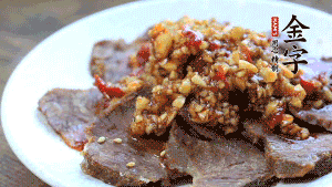 最后把醬汁淋到牛肉上即可，撒上芝麻、香菜。也可以把牛肉和醬汁攪拌均勻，讓牛肉與醬汁更加入味。