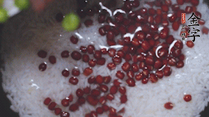 將炒好的食材和大米、紅豆一起放進電飯鍋煮。