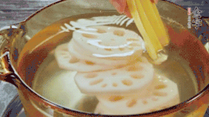 把藕和土豆焯水至八成熟，盛出瀝干水分。