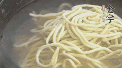 面條煮熟過(guò)涼水備用。