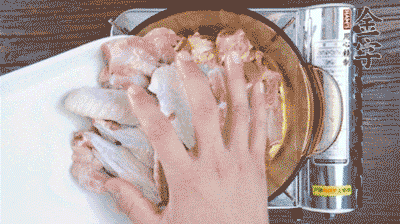 加料酒、蔥姜焯水2分鐘，清洗備用。