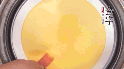 將火腿片均勻鋪上，繼續(xù)蒸6分鐘。