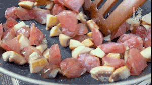 【餡料】4.鍋中油8成熱時，依次放入菌菇丁、香腸丁，適當放點糖調味，炒熟。