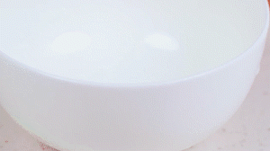 香腸切片，南瓜洗凈去皮切小塊，洋蔥切絲，米淘洗干凈備用。