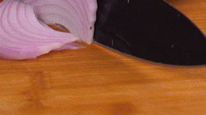 鍋中少許油，熱油倒入香腸煸炒出油，倒入南瓜塊、洋蔥翻炒片刻。