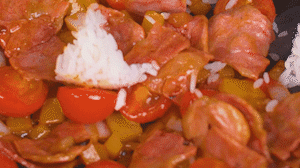 將米飯倒入鍋中搗散，同其他食材混合拌炒均勻關(guān)火。