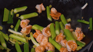 加入煎好的蝦仁，XO醬，以適量鹽、糖進行調(diào)味翻炒。