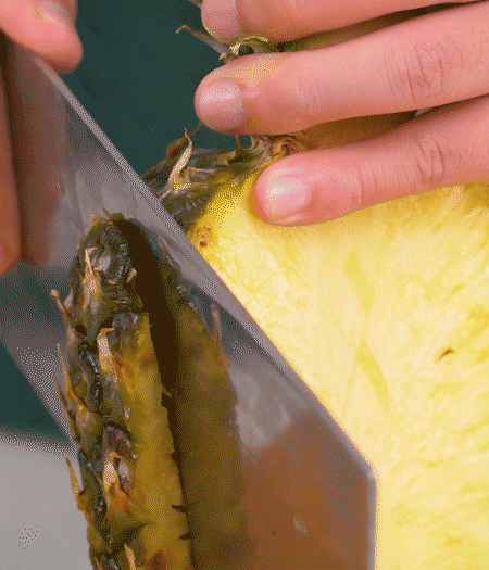 鳳梨去皮把果肉切塊，醬肉切小塊。