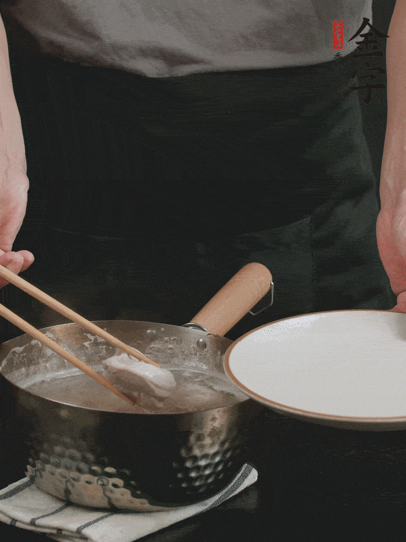 雞塊冷水下鍋，加姜片、料酒焯水，撈出洗凈備用。