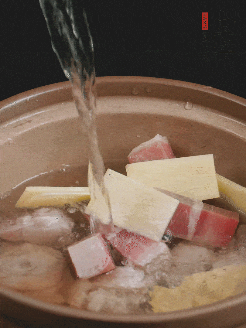 雞塊、火腿、姜片加適量料酒、清水燉80分鐘。