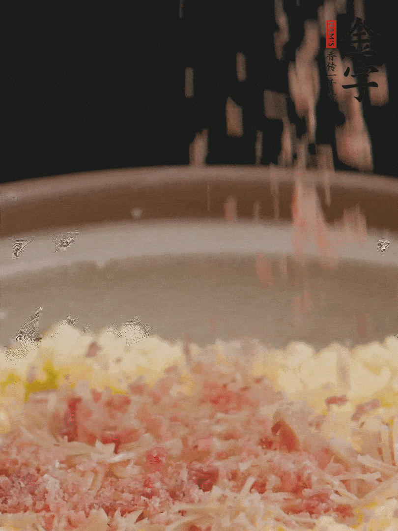 加雞湯沒過，放干貝絲、火腿末、小海參。