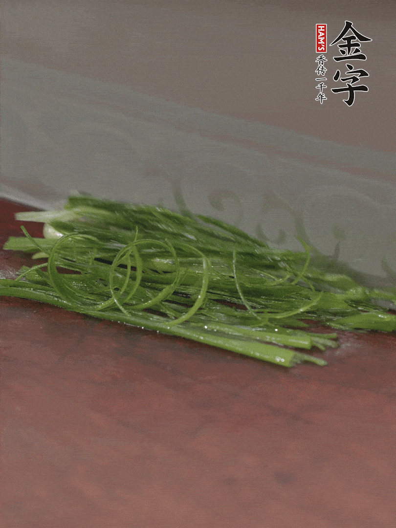 生姜切薄片，紅椒切細絲，小蔥蔥綠切細絲，泡入冰水中保持新鮮。