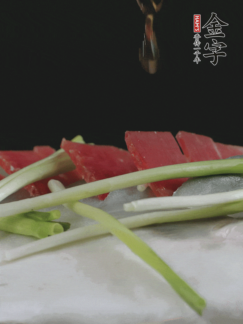 蔥白置于魚身，放適量豌豆，淋上花雕酒。