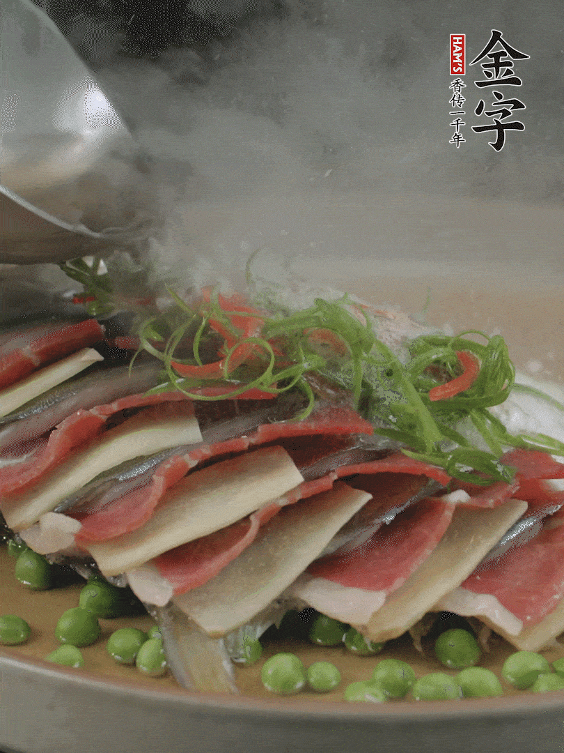 表面放上蔥絲、紅椒絲，淋上熱油。