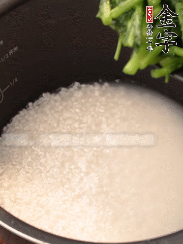 茼蒿、香腸放入浸泡好的大米，水沒過大米半指煮熟。