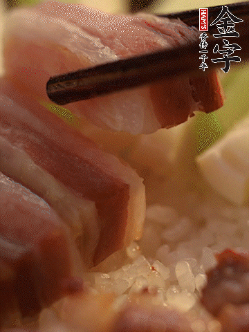 轉小火，繼續蓋蓋子燜2-3分鐘。