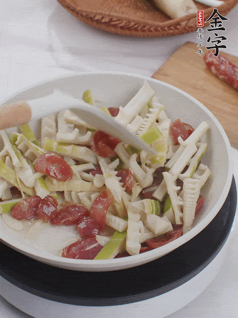 下春筍翻炒均勻，一小撮鹽調味。