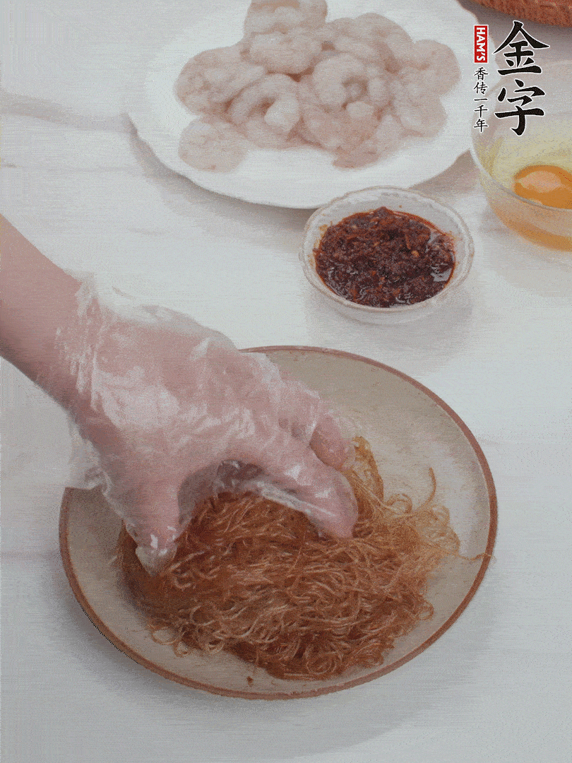 粉絲泡軟后，入沸水煮10秒，撈出后加1/2勺老抽、1/2勺食用油挑松。