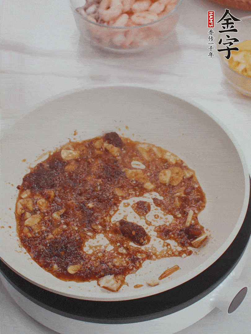 冷鍋熱油，1大勺金字火腿XO醬、蒜末炒香，倒粉絲一起炒。