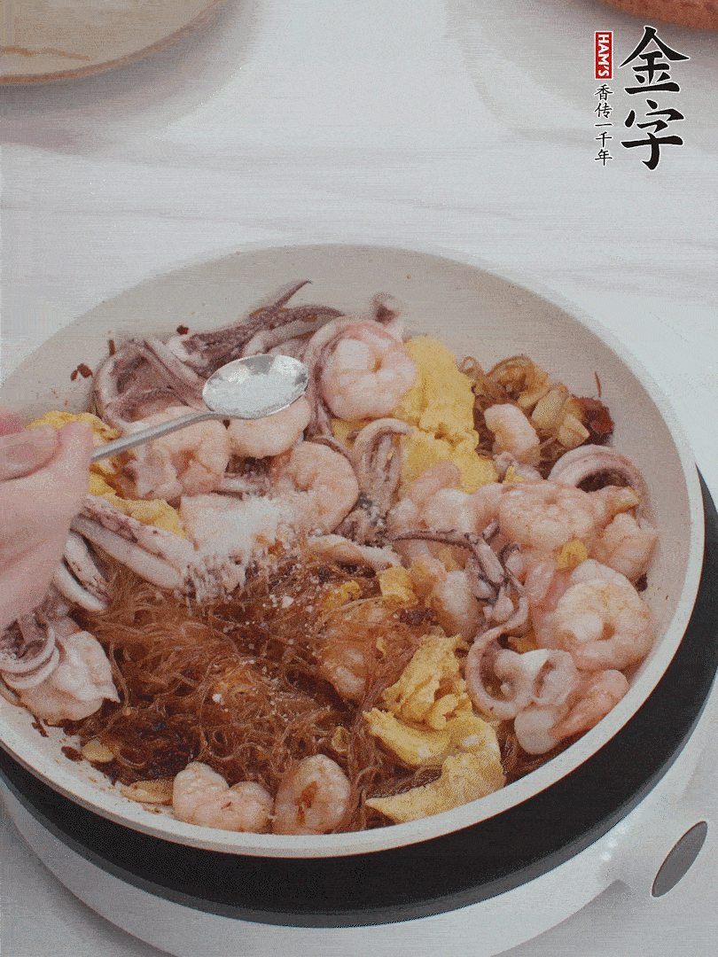 加雞蛋，蝦仁，魷魚(yú)混合。