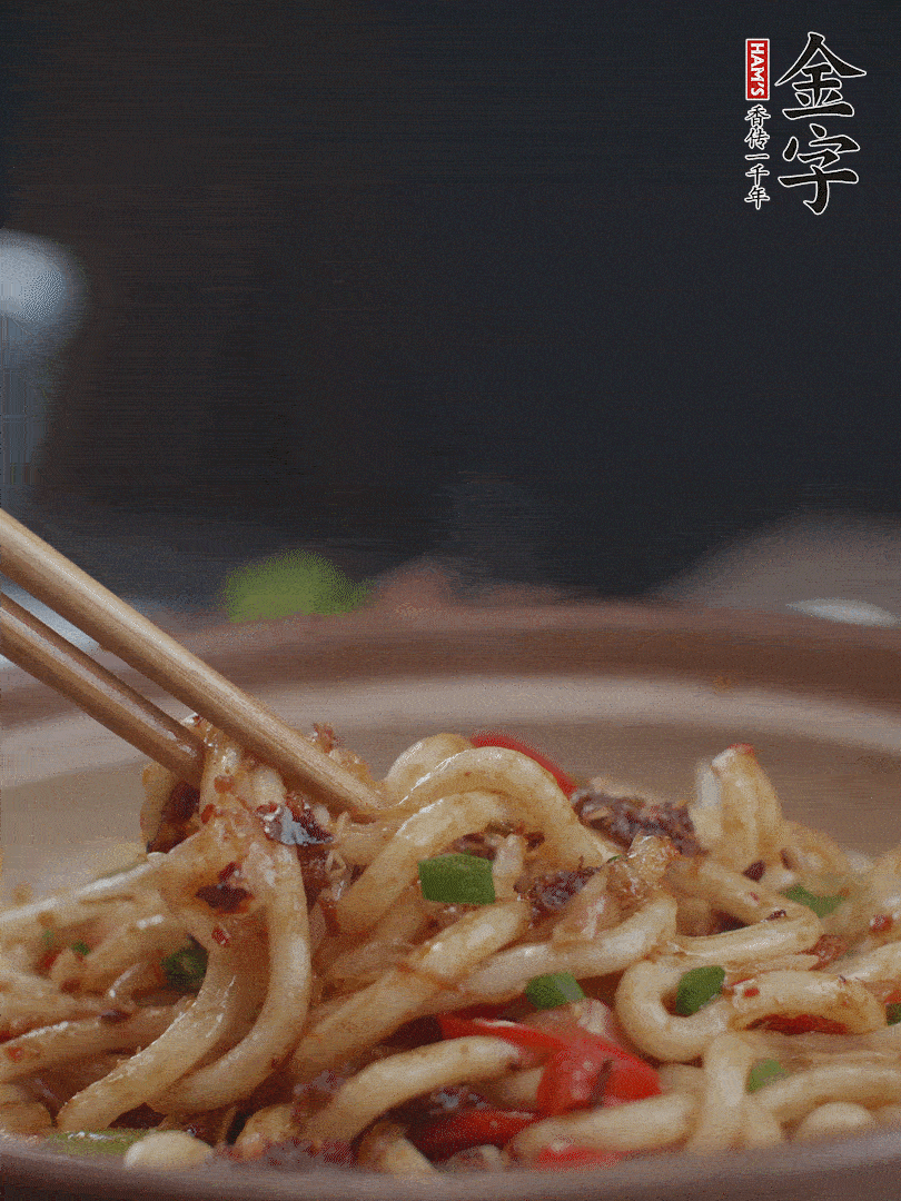 一小撮鹽調(diào)味。最后可以點綴香蔥段。