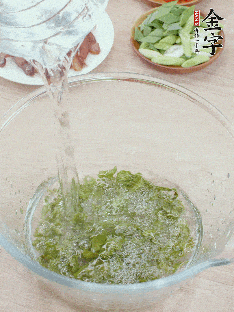 萵筍干溫水泡2小時，青紅辣椒切圈，姜切片，青蒜斜切段。