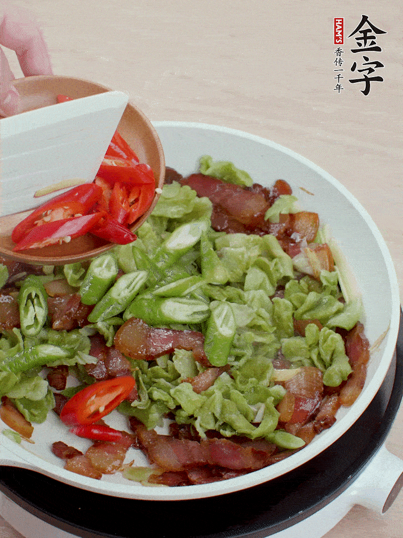 放萵筍干、青紅椒圈爆炒1分鐘。