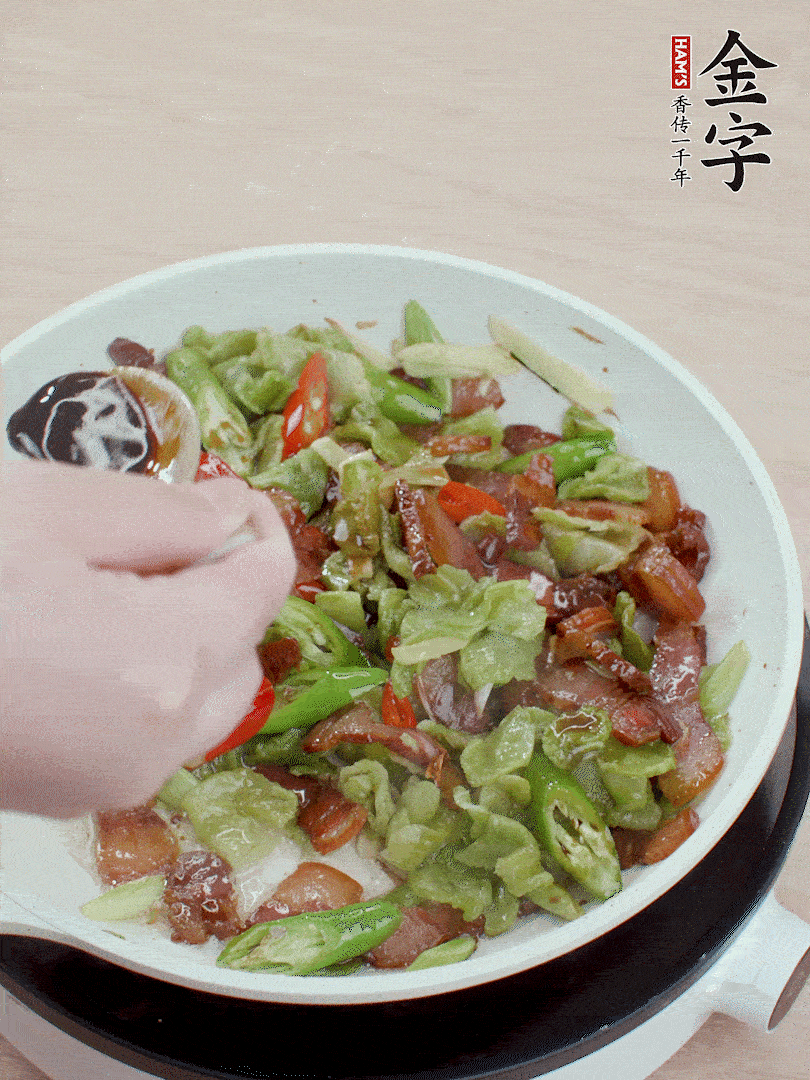 2勺生抽調味，最后撒蒜葉。