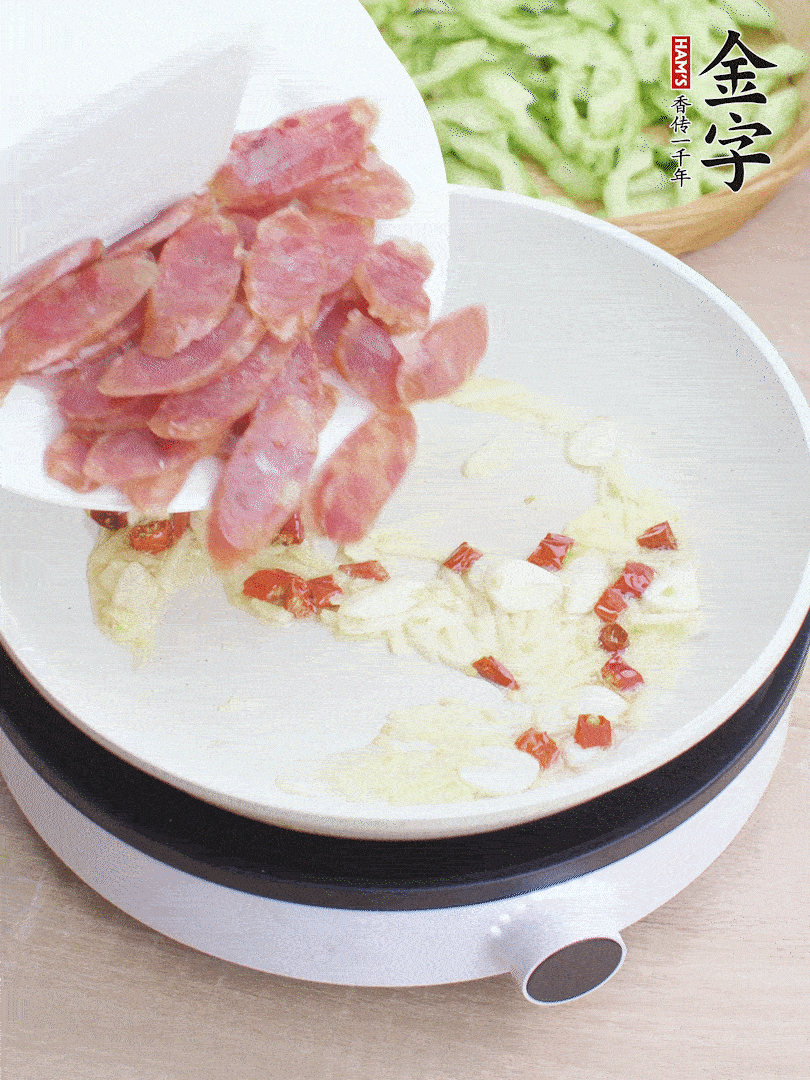 油5成熱時(shí)，姜、蒜、辣椒爆香。