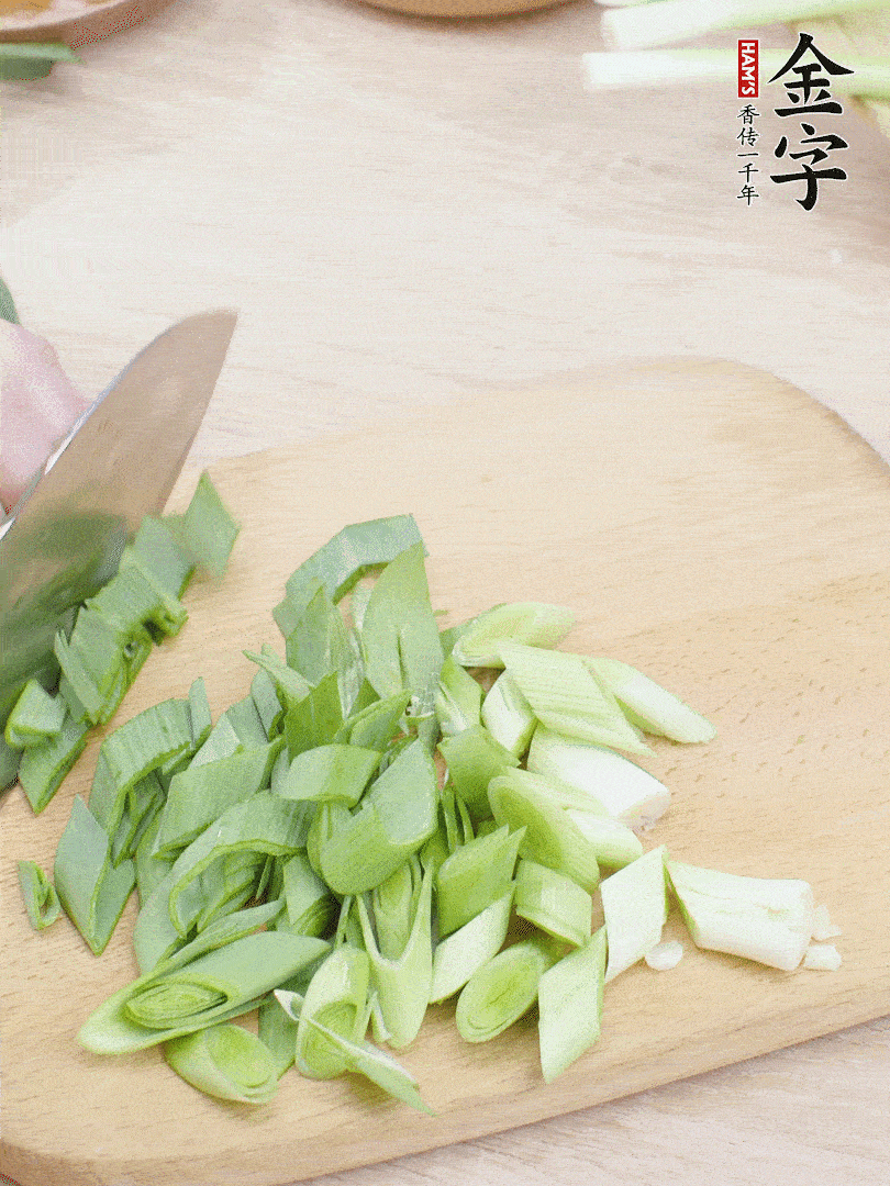 青蒜切段。（蒜白可以拍一下，再斜著切）