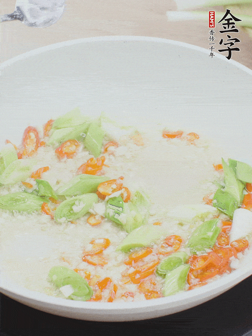 油5成熱時，下蒜末、辣椒、蒜白煸炒。