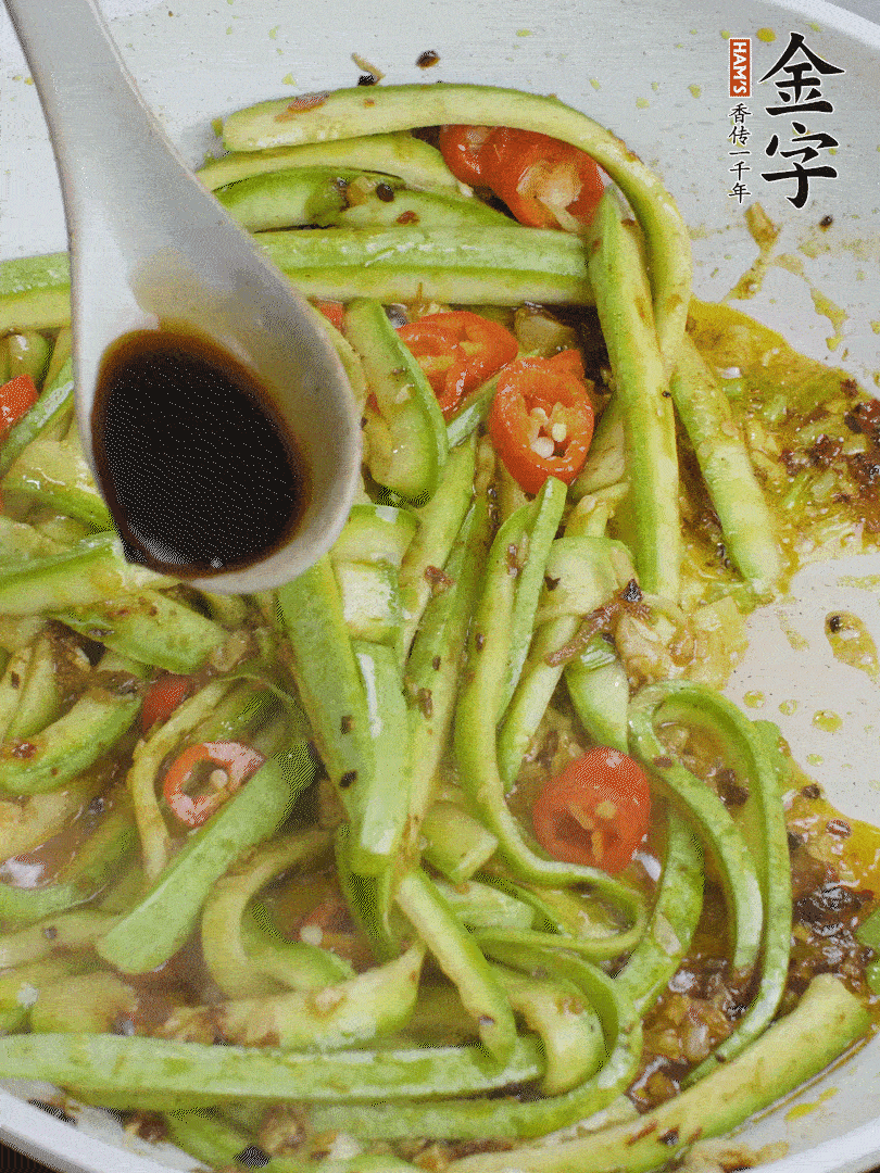 下西葫蘆，加1勺生抽、半勺蠔油、辣椒圈翻炒至斷生。