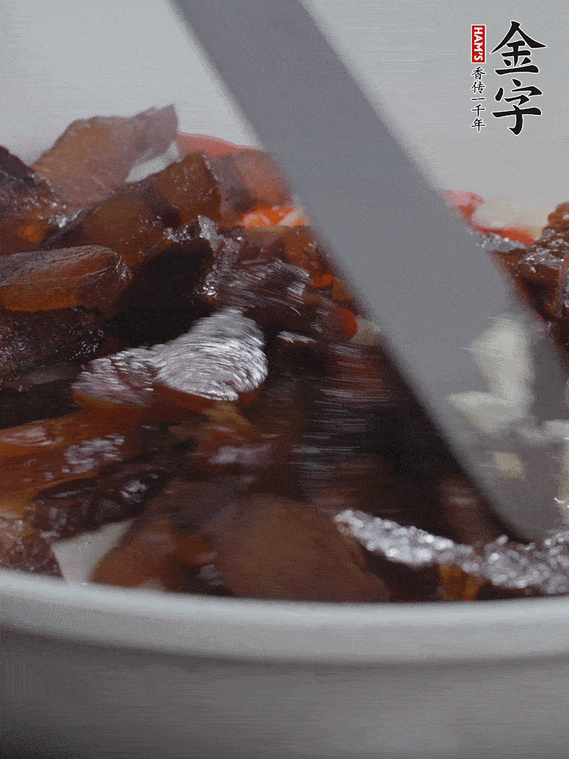 下醬油肉，煸出油脂。