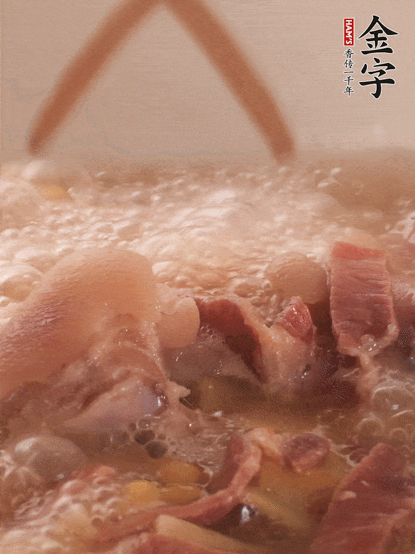 大火將水煮開后，蓋上鍋蓋，轉(zhuǎn)小火慢燉1個半小時。