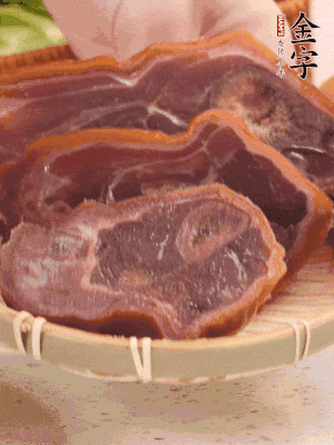 金字火腿蹄片溫水泡10分鐘。