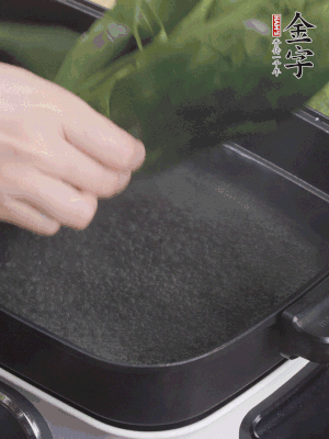 粽葉入沸水煮1分鐘，翻面再煮1分鐘，清洗干凈加水浸泡。