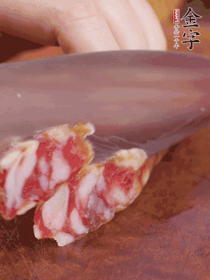 金字香腸斜切成大片。