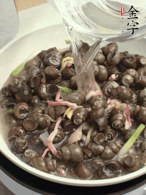 倒處理干凈的螺螄翻炒，加3勺料酒。加清水蓋過螺螄，中火蓋蓋煮5分鐘。