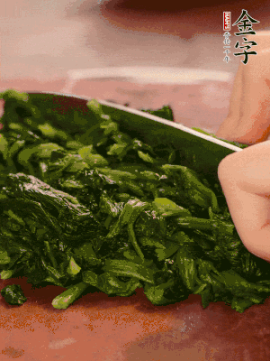洗凈的菠菜加鹽焯水，撈出晾涼后攥干切碎。胡蘿卜切細絲。金字烤腸切園片。