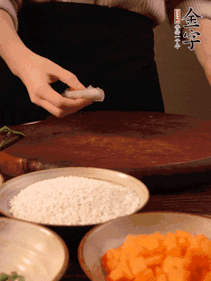 胡蘿卜去皮切丁。蝦仁切小塊。糯米提前浸泡半天。