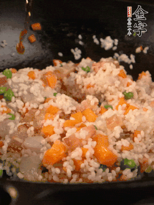 加入糯米翻炒均勻。最后加入蝦仁，用1勺料酒、1勺生抽、1/2勺鹽調味。